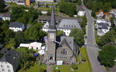 Kirchenumarmung der besonderen Art